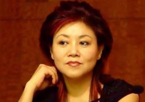 丧夫 出身军人家庭,打败毛阿敏韦唯,三登春晚成名,却遭遇丧夫之痛