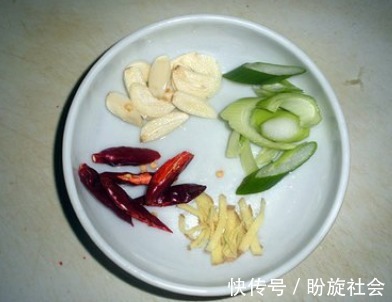 白菜|炒白菜时,不要直接下锅炒!再加这一步,鲜嫩翠绿入味,不出水