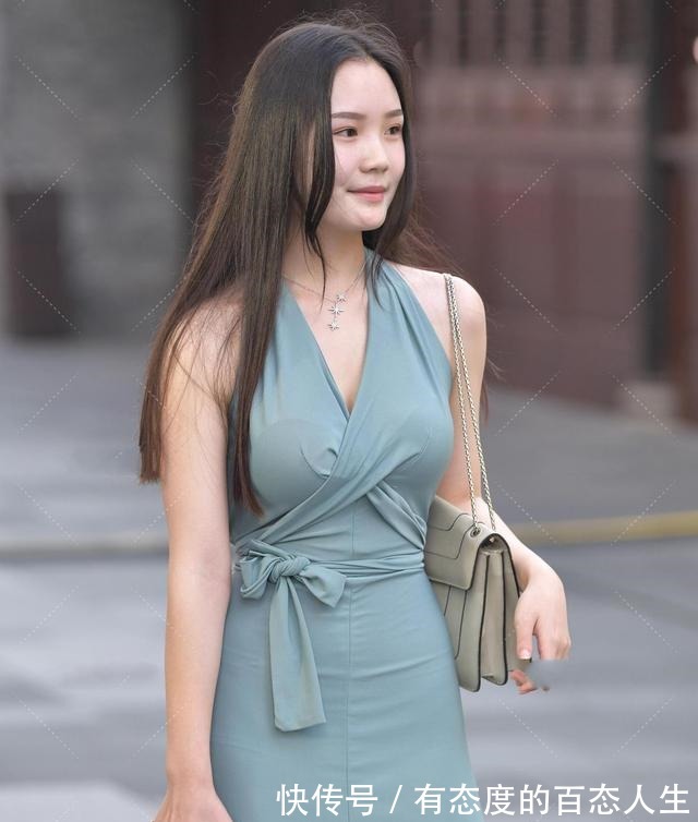 肩带 雾霾蓝吊带连衣裙搭配亮黄色手提袋，亮丽多彩，对比色更显优雅！