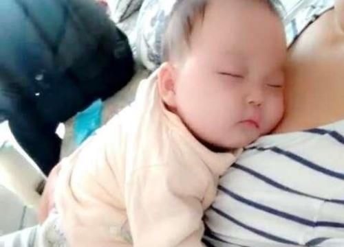 宝宝|“抱着睡得香,放下立刻醒”,许多宝妈无法应对,快看看这么做