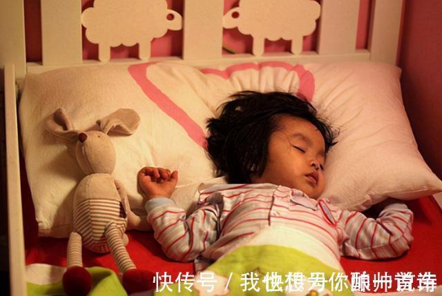 孩子|一家四口午睡照片走红，父母盖着被熟睡，两个孩子的睡姿令人捧腹