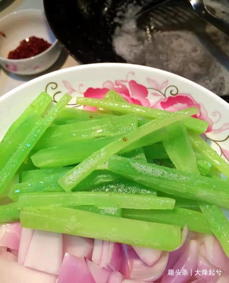 饭店的干锅排骨为啥那么好吃，大厨教你技巧，简单又实用