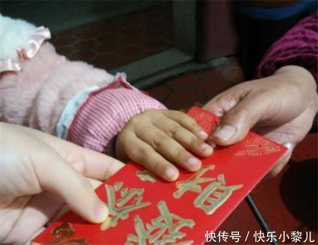 姥姥|“孙子外孙一样疼”,姥姥给两个孩子发红包,宝妈打开后很心寒