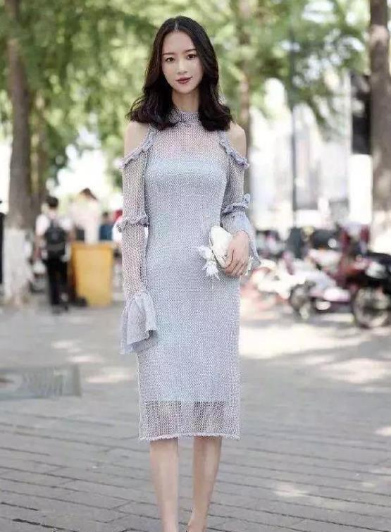 牛仔裤|长发披肩的小姐姐，短袖配蓝色牛仔裤，时尚气质范