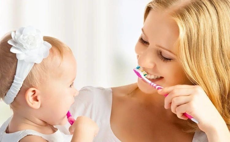 儿童百科全书|孩子7岁之前，刷牙应该由父母帮忙？儿科学会的建议，家长该看看