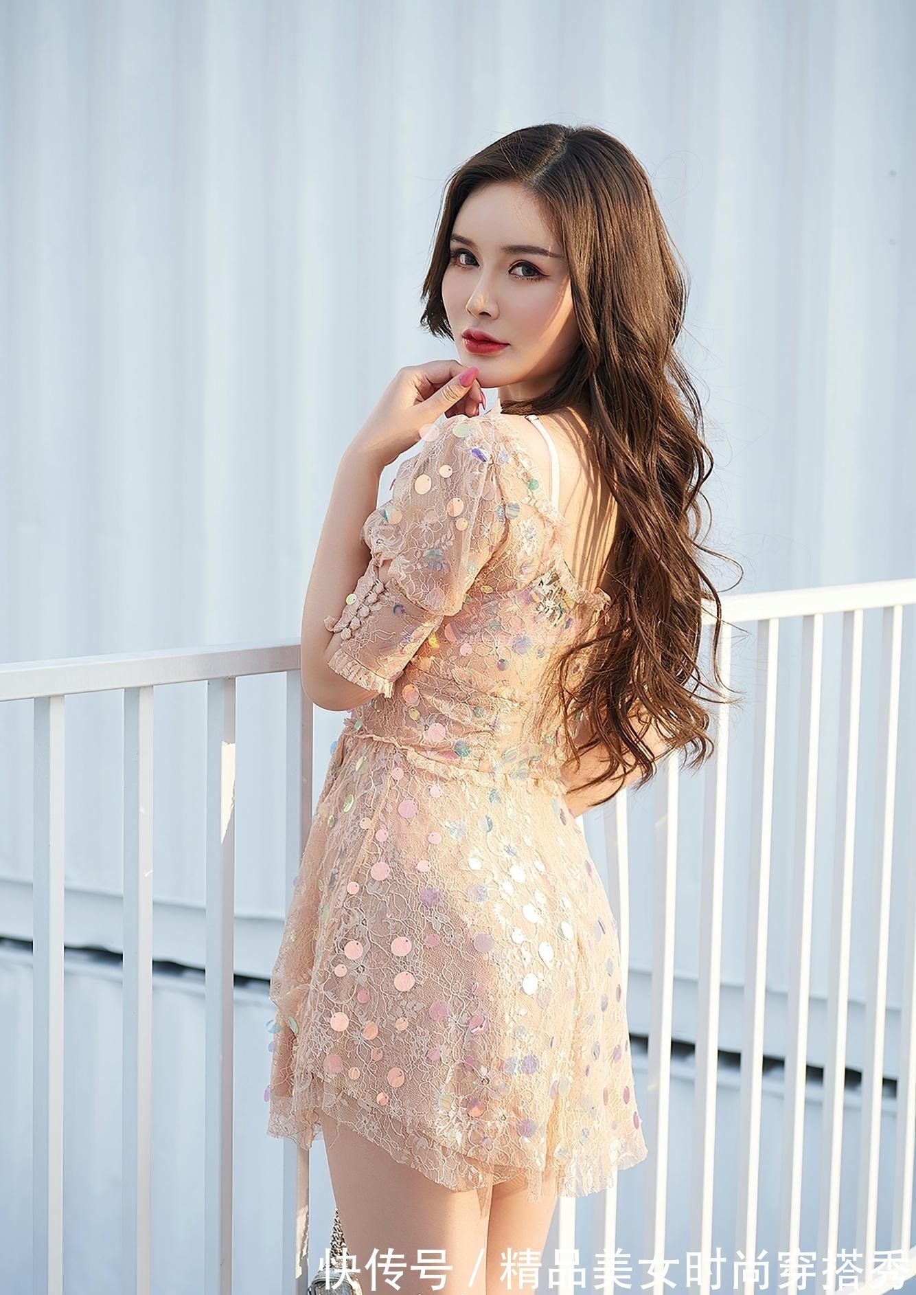 连衣裙 想要更加亮眼,那么不如就选择一款活力的橙色连衣裙吧