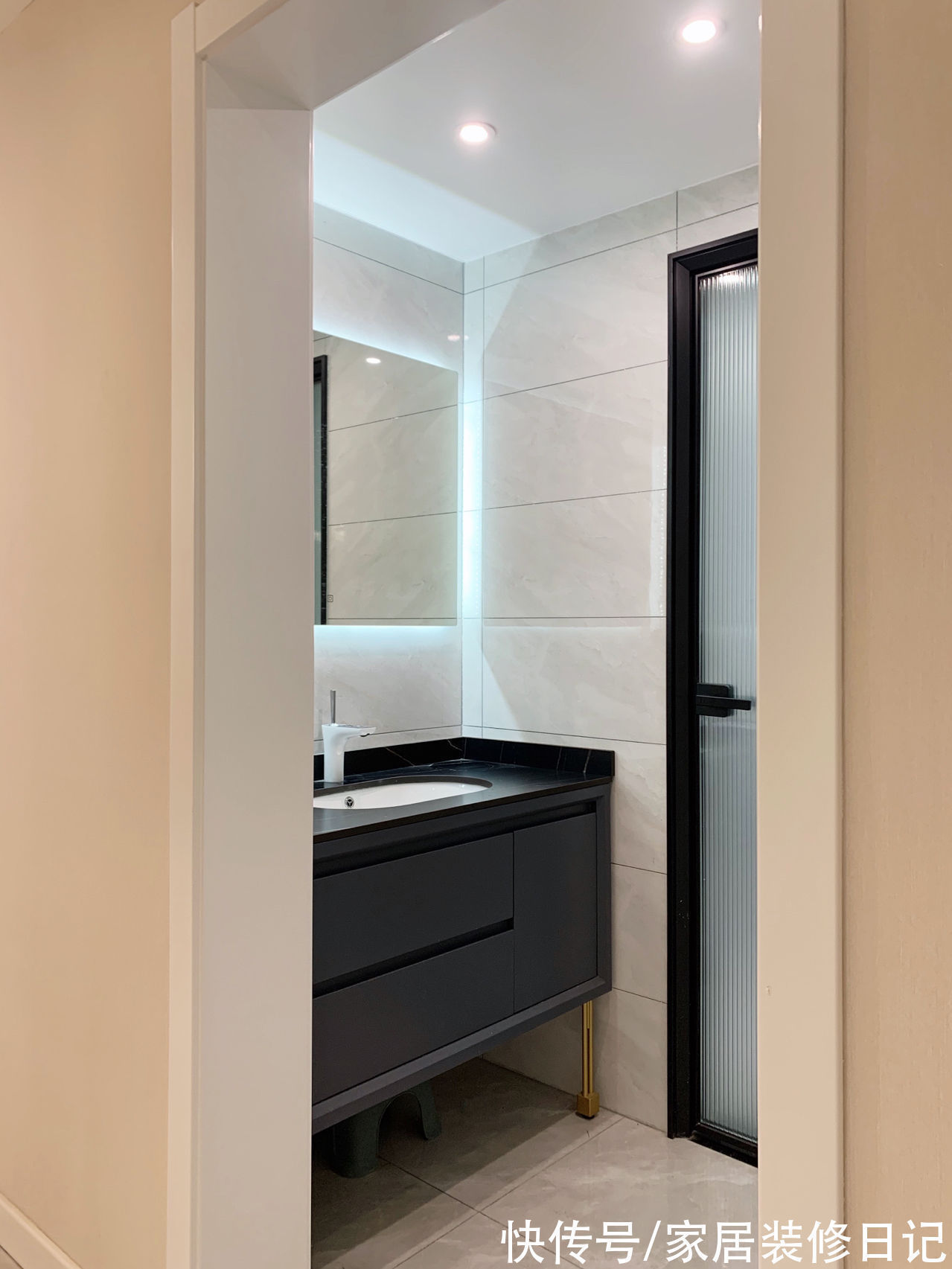 客厅|奶油系客厅太治愈了,却被女主戏称为18线城乡结合部,好凡尔赛啊