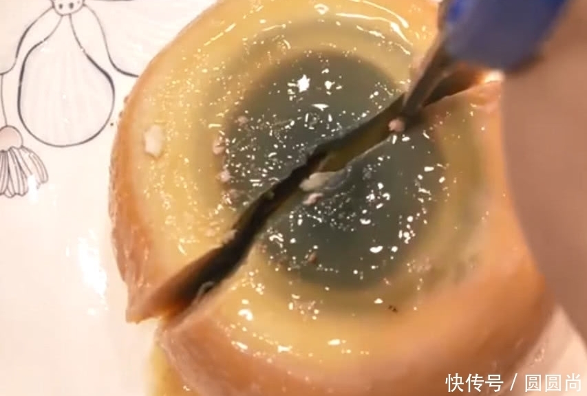 把鸵鸟蛋放一年做成皮蛋，看到里面的样子，还敢吃的是大神