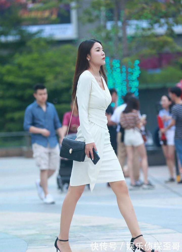 小姐姐|牛仔裤,搭配荷叶边一字肩,穿着清凉又显身材,时尚又大方