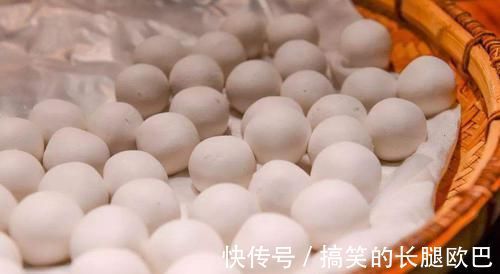 煮冻汤圆,直接下锅是大错!糖水店教你一招,不开裂不破皮,好吃