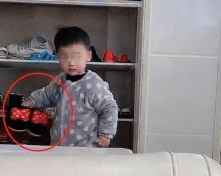 皮皮|“卑微弟弟”伺候姐姐火了,怀里温奶给姐喝,网友求生欲太强