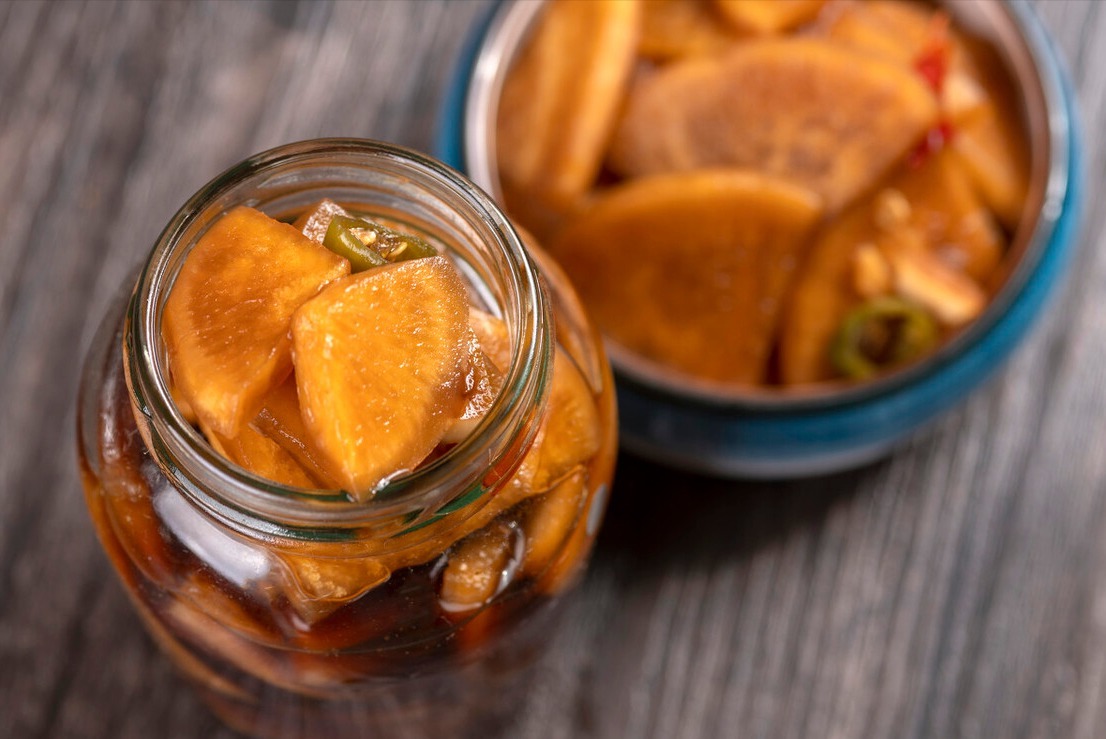 腌萝卜,不要再用盐杀水,教你一招,萝卜嘎嘣脆,时间长了也不坏