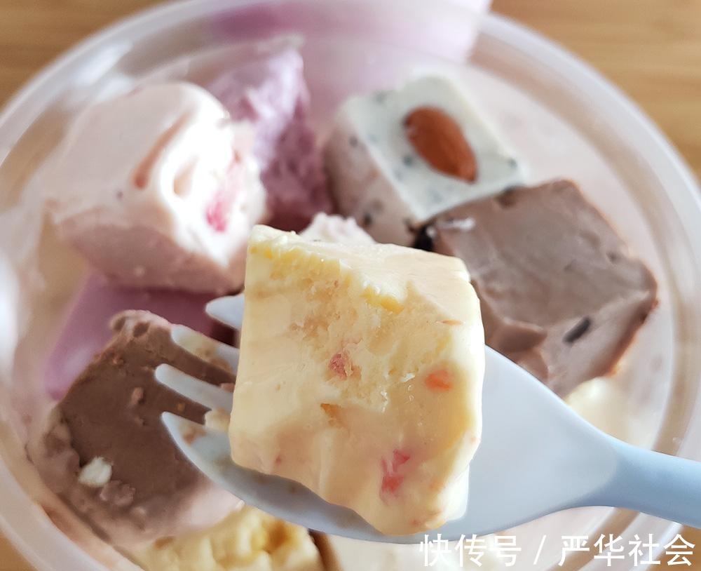 一个个口味丰富的小方块不是冰淇淋,而是清凉爽口的厚切酸奶