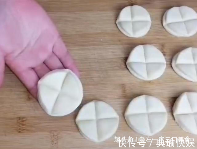 早餐别再出去买了，面粉里打1个鸡蛋，筷子搅一搅，2分钟就能吃
