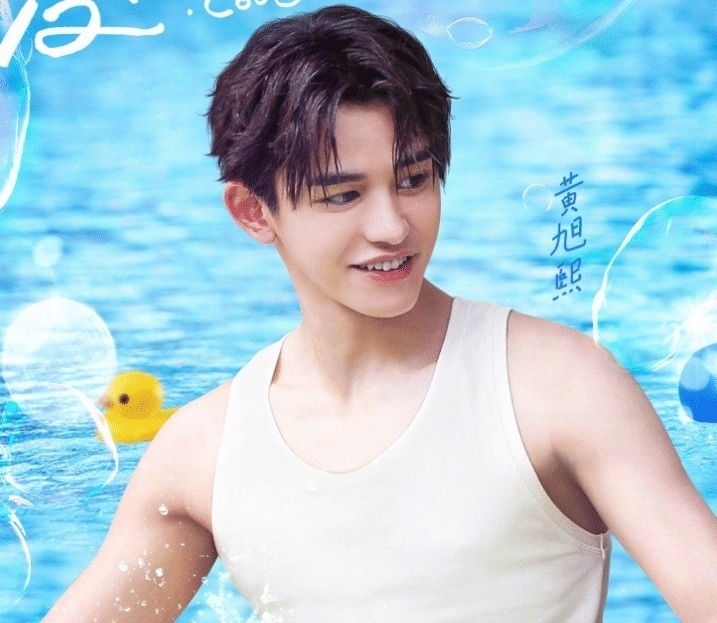 郑恺|《奔跑吧》新一期海报,全员统一穿白色衣服,唯独两个人例外!