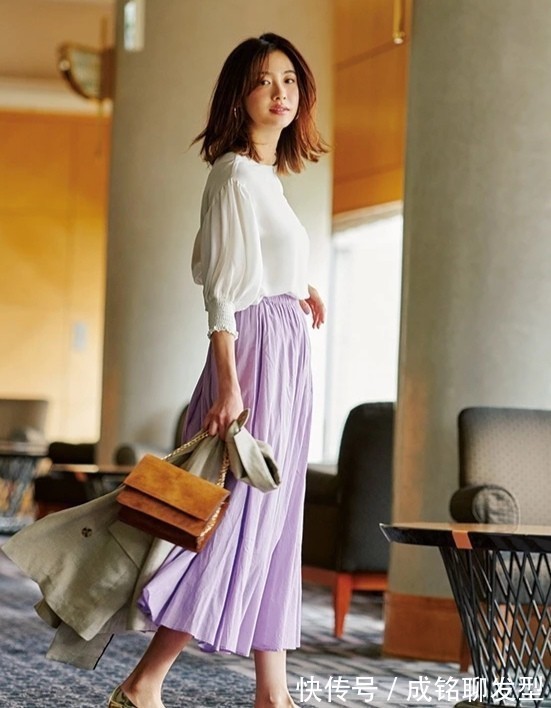 搭配|40岁女人别只穿黑白灰,试试流行的“紫色系”搭配,显白又显年轻