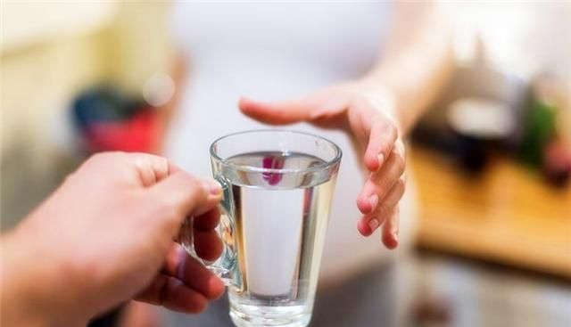 睡眠质量|晚上睡觉前喝水对身体是好还是坏？你真的知道？今天告诉各位答案