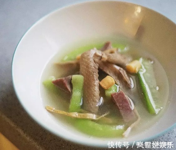 大叔家的大补汤炖鸽子汤,清甜鲜美,做法简单,家人爱喝!