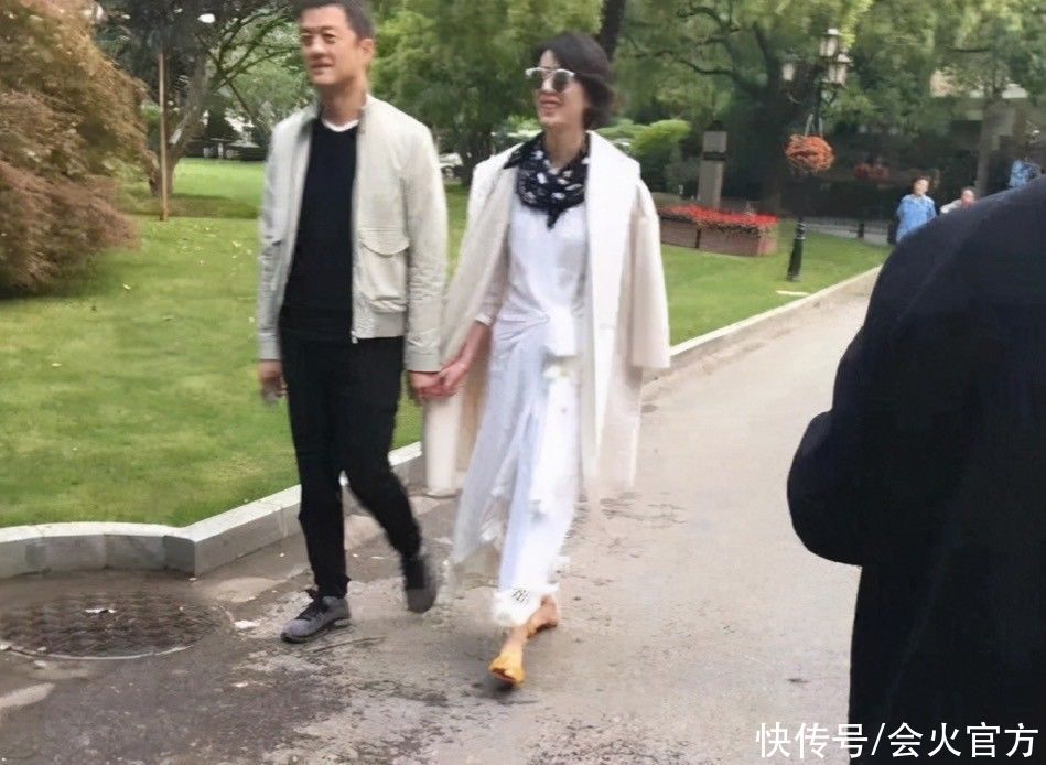 农园|李亚鹏现身农园种菜,赤脚挖土满头是汗,生尝萝卜种子一脸认真