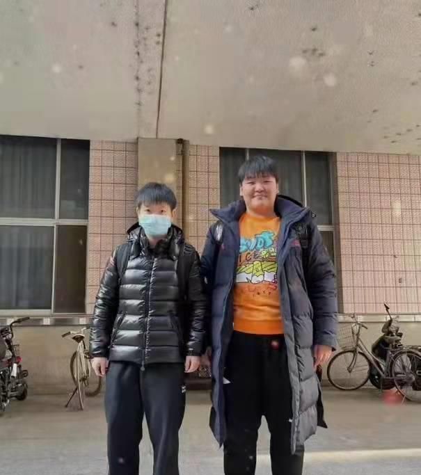 樊振东|王曼昱首度亮相!开完会直奔北京,恩师亲自接机,莎莎食堂合影