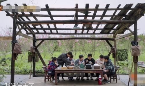 黃磊在大家吃飯時(shí)去洗澡,張藝興隨后做法太暖了,難怪師父疼他!