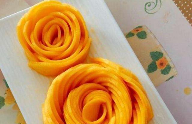 才艺|米其林大厨用芒果雕花,中国大厨不服气上才艺把我的龙端出来