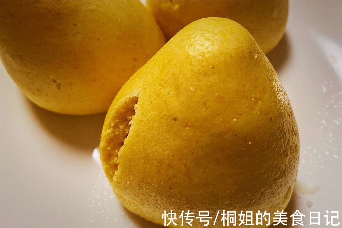 天冷多吃粗粮好处多，做玉米面窝头多放3味料，松软好吃不噎人