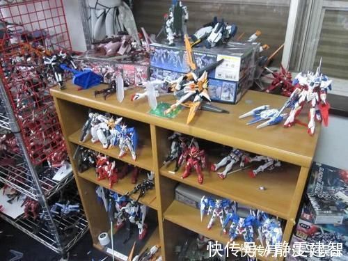 玩具|小伙收藏10年的手办被“熊孩子”破坏，妈妈这堆破玩具值几个钱