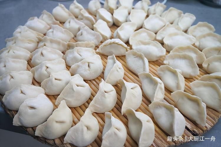 调白菜肉馅饺子，白菜用盐杀水是大错！教你饭店做法，好吃又解馋