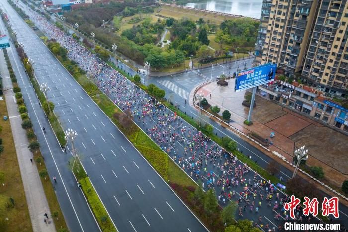 四川仁寿：上万跑友迎着春风奔跑