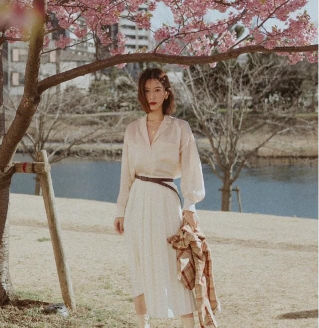 搭配 今夏流行的“米色半身裙”，搭配这几款上衣，温柔大气不说还高级！