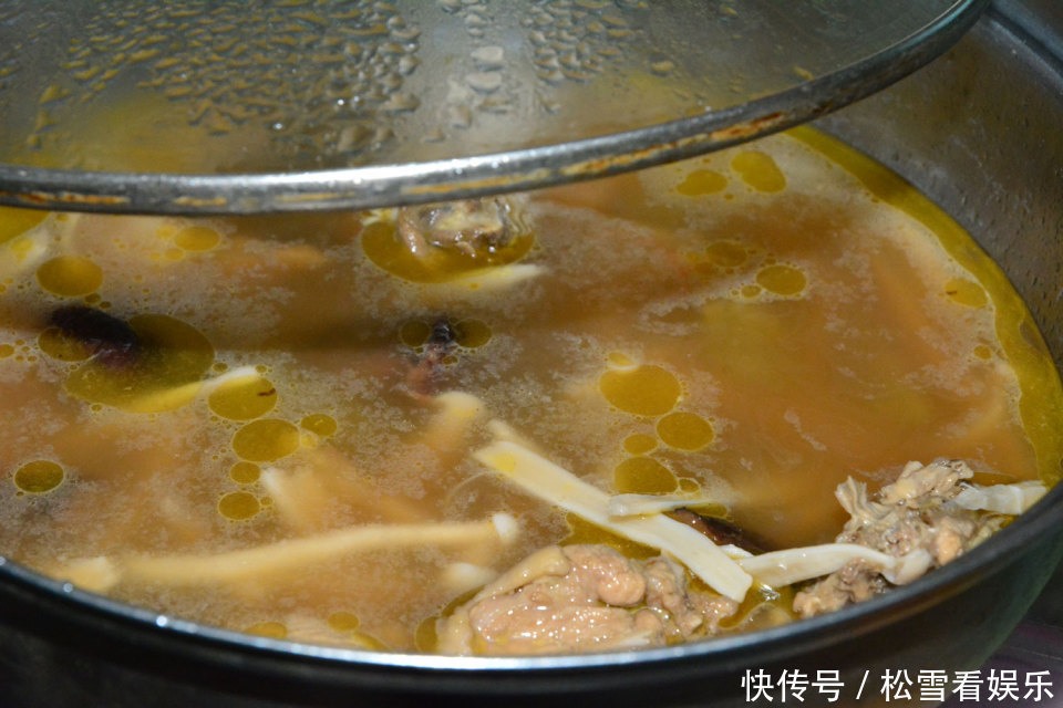 分钟|鸡汤代替盐,勺子撇浮沫,隔水6分钟后蒸出来鸡蛋最是完美