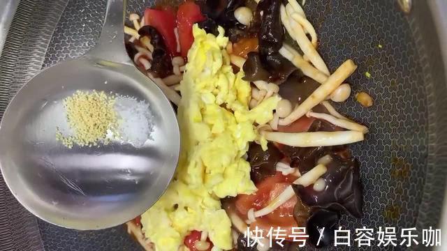 西红柿|制作西红柿木耳炒鸡蛋时,加入一样配菜,鲜香味美孩子喜欢都喜欢