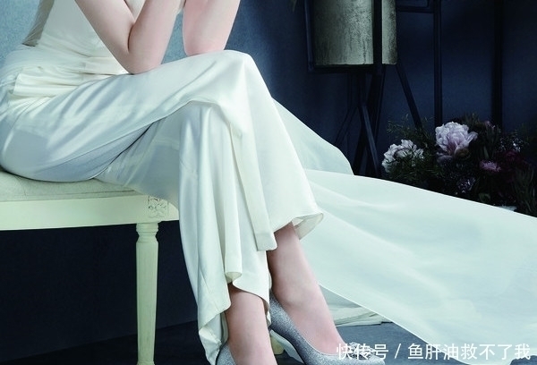 低调|细高跟衬托出低调诱人穿着，纵向拉长整条腿长度，更显得性感迷人