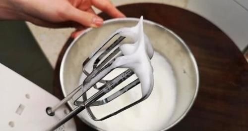 不用烤箱,不用电饭煲,学会这样做蛋糕,松软香甜,10分钟就上桌