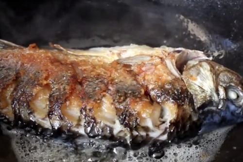  煎鱼时，别着急下锅，多加2步骤，不破皮，不粘锅，肉质鲜嫩又好吃
