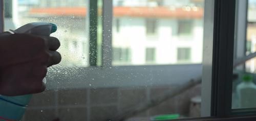  玻璃|不管玻璃有多脏，试试这个小技巧，不用一滴水，干净透亮还不留灰