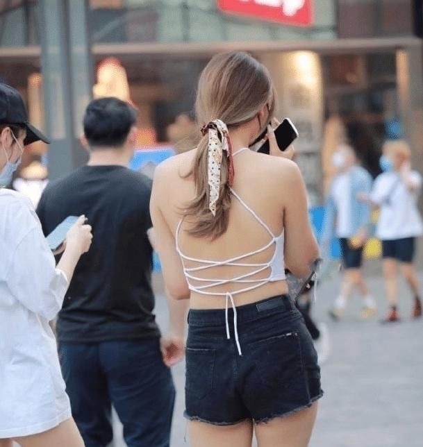 小姐姐 本以为吊带就很“清凉”了,看到后背更透风,这不就是块“布”?