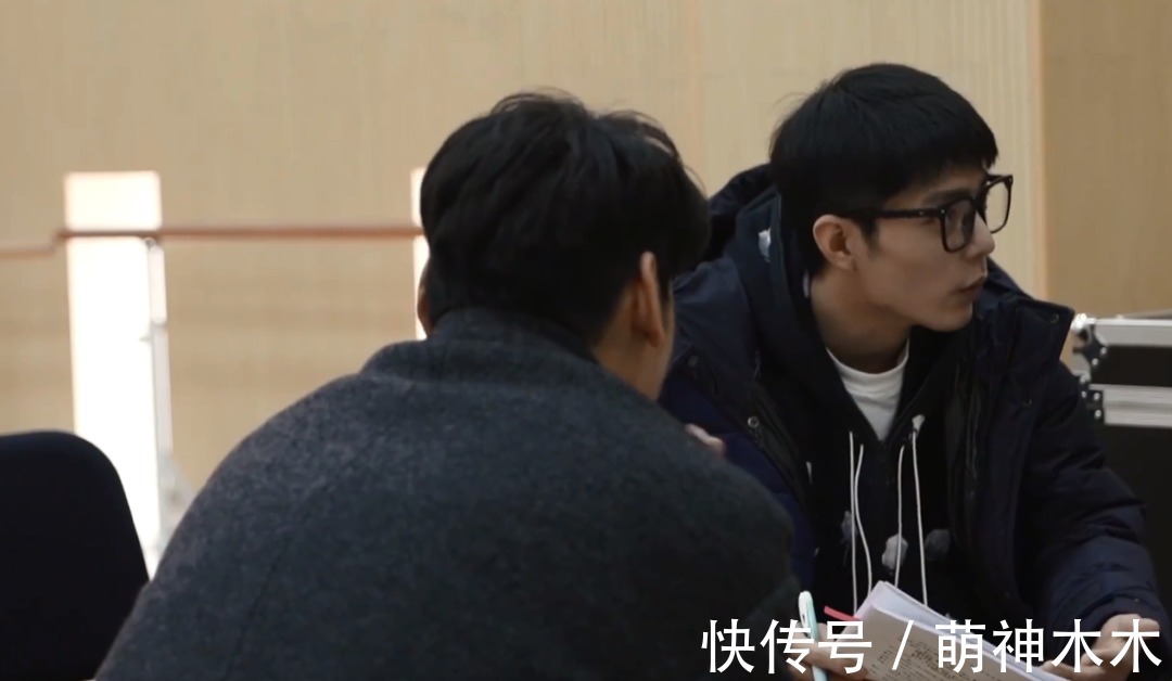 肖战|《如梦之梦》排练花絮曝光,肖战热心为同事拍背,认真学抱娃姿势