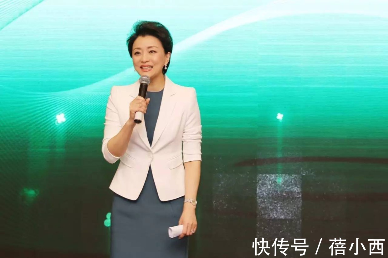 连衣裙|杨澜与富商老公走红毯,穿黑色连衣裙配短发,亲自演绎简约高级感