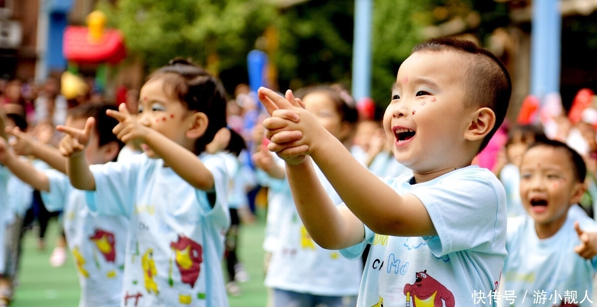 路上|放学路上该和娃聊什么？不同的问法，孩子对学校的看法差距会很大