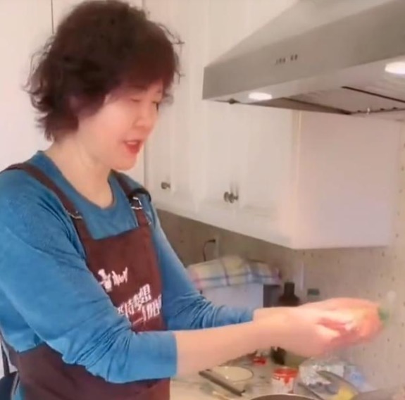 郎平|郎平退役生活太惬意,细心为家人准备饭菜,状态极佳新发型显年轻