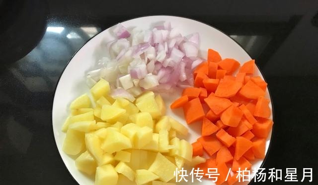 天冷了，我家常做这道懒人焖饭，不用开火，饭菜一锅出，简单好吃！