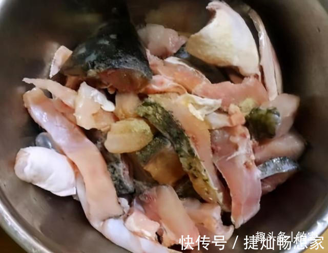 过年炸鱼块,别只知道挂面糊,这么做才正确,鱼块更香酥更入味