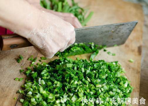 虾皮|做韭菜馅饺子,切完别直接拌馅,忘了关键一步,难怪韭菜总出水
