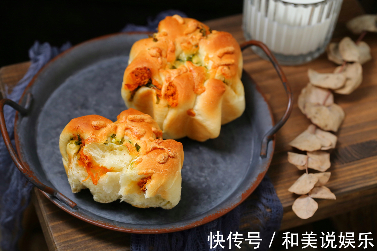 吃腻了甜面包换个口味,加点葱花和肉松,还没出炉就已经香飘满屋