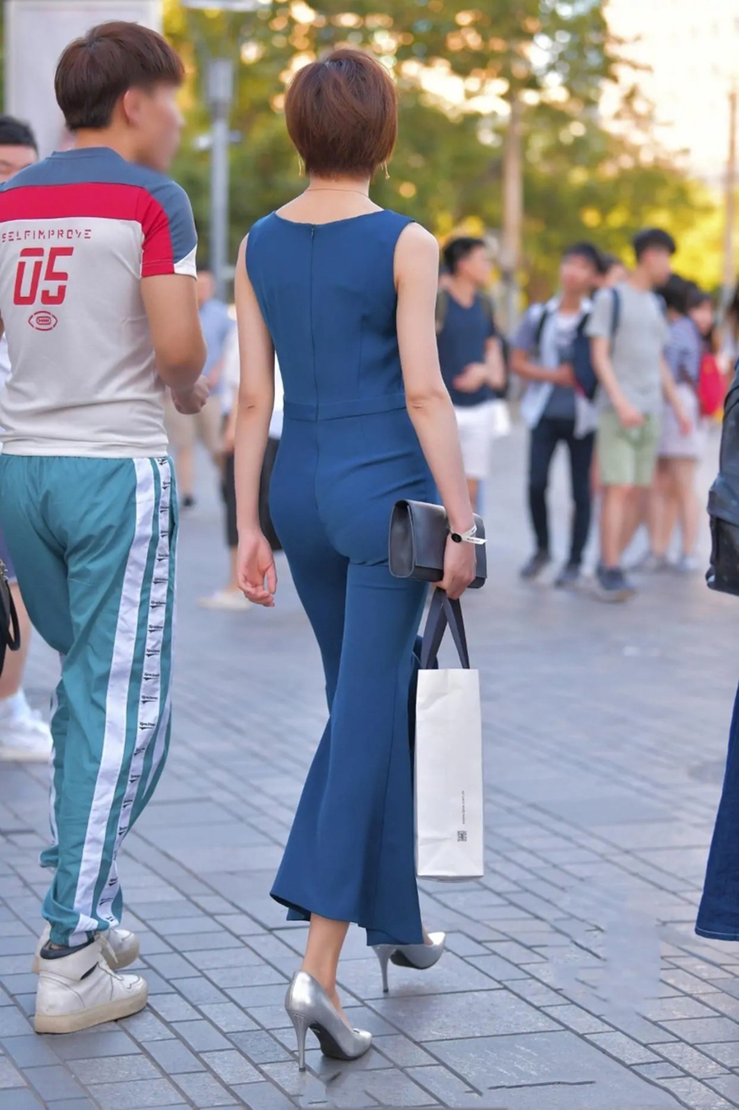 好看|街拍:蓝色连体裤时尚感满满,解决你的穿搭烦恼,显高又显瘦!