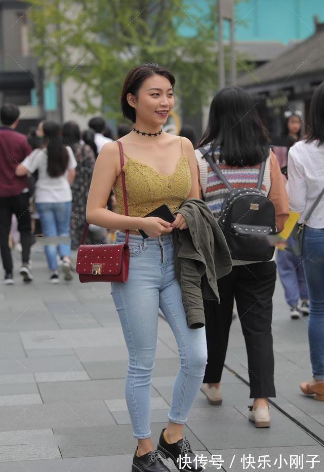 天蓝色 纯蕾丝时尚上衣,搭配蓝色牛仔裤,酷飒时髦的前卫清爽穿搭