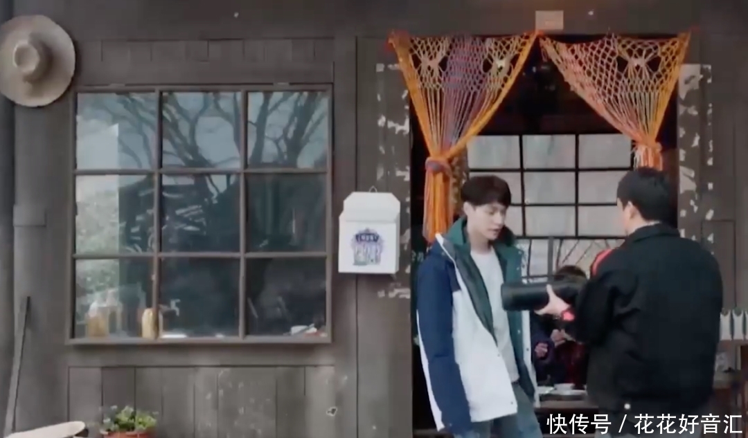 黄磊|《向往》冒出一个爱抢镜的人,拍照都要坐c位,俨然成常驻第六人