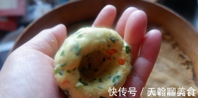 窝窝头|玉米面这样做不但营养更加丰富，口感又松又软，而且颜色鲜艳亮丽